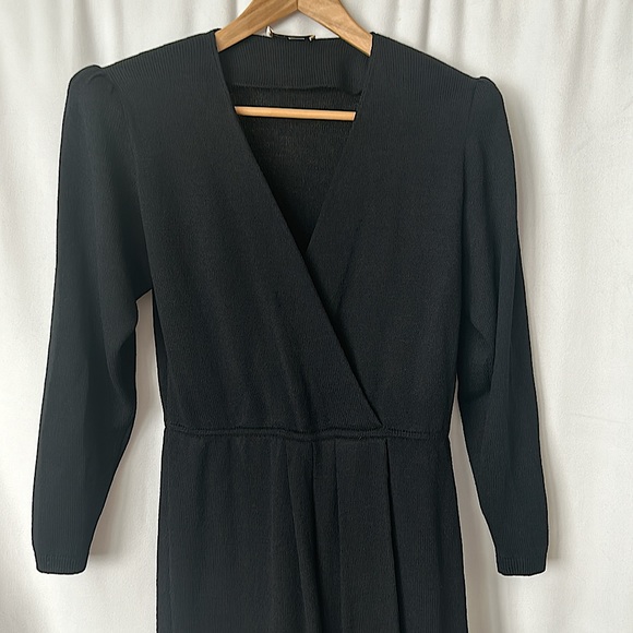 St. John Elegant Sexy Black Long Sleeve Dress **Size 8**🔥🔥 - Picture 3 of 4